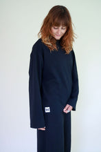 Lade das Bild in den Galerie-Viewer, Longsleeve schwarz