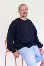 Lade das Bild in den Galerie-Viewer, Sweatshirt schwarz
