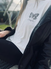Lade das Bild in den Galerie-Viewer, Shirt Schmetterling

